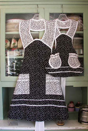 1940 mother daughter aprons in black polka dots