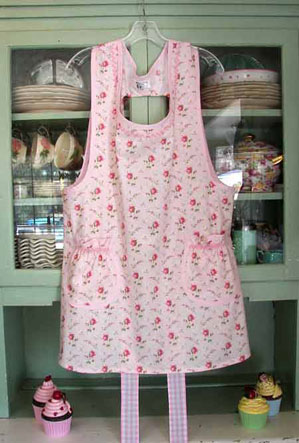 Grandma apron in pink bud rose