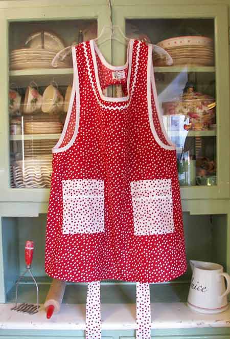 Red polka dot and white polka dot square pockets