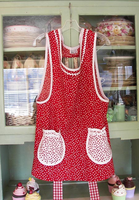 Red polka dots and white polka dot round pockets